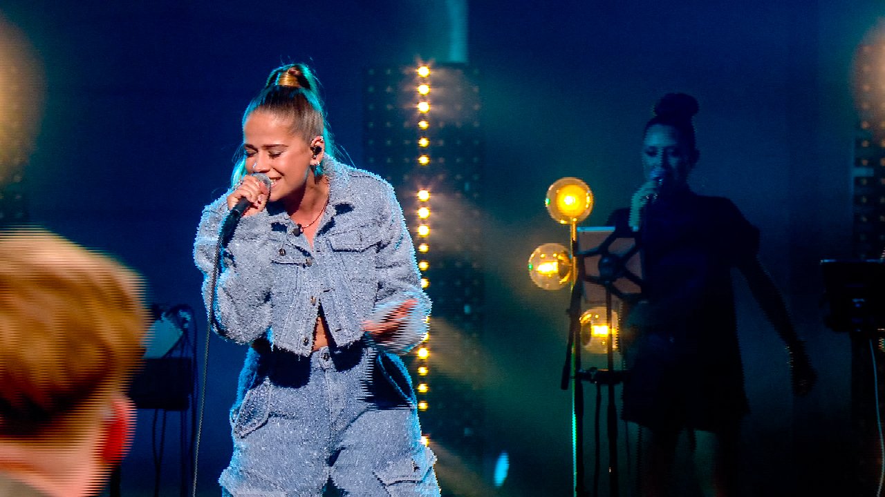 Laura Tesoro Laat Zwaartekracht Van Regi Zweven In Eerste Aflevering