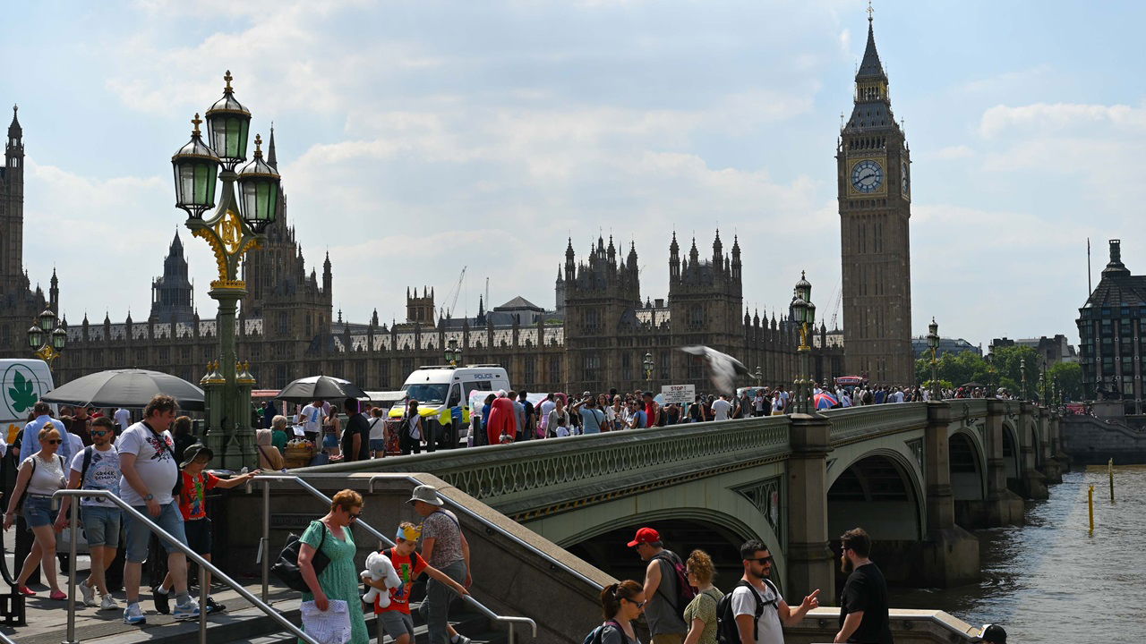 Heatwave: UK braces for hottest day of the year