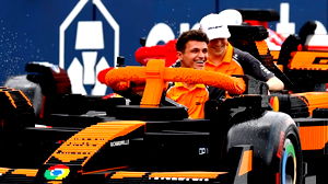 F1-coureurs racen in LEGO-wagens tijdens Miami Drivers’ Parade