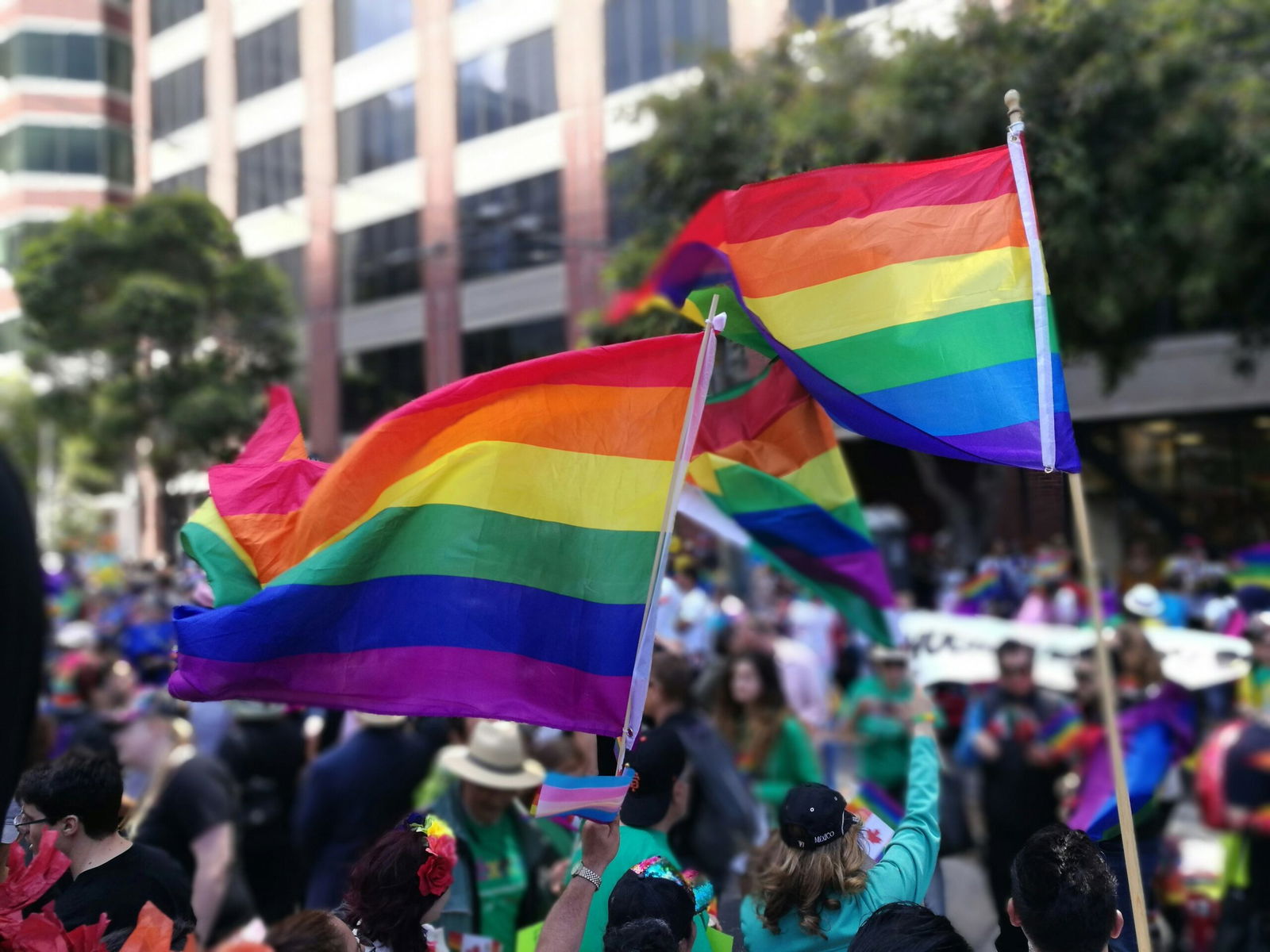 Hollywood steunt LGBTQ+ jongeren: Meer dan 100 sterren mobiliseren voor zelfmoordpreventie