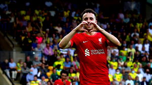 Fans van Liverpool zorgen voor emotionele ‘You’ll Never Walk Alone’ voor overleden Diogo Jota