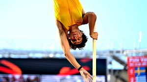 Mondo Duplantis springt over 6,29 meter en breekt voor 13de keer wereldrecord polsstokspringen