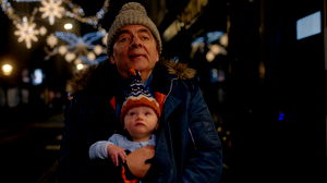 Kerstserie ‘Man Vs Baby’ met Rowan Atkinson (Mr. Bean) krijgt officiële trailer