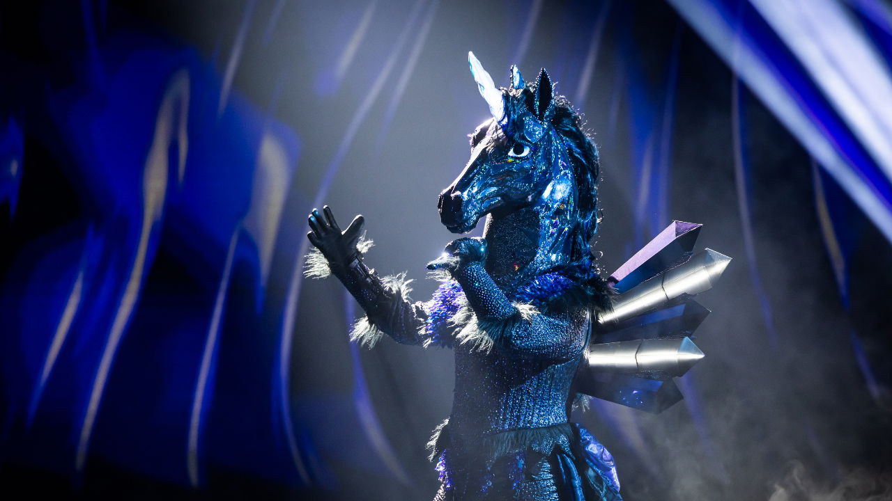 ‘The Masked Singer’: Speurders vuren vragen af op de zangers