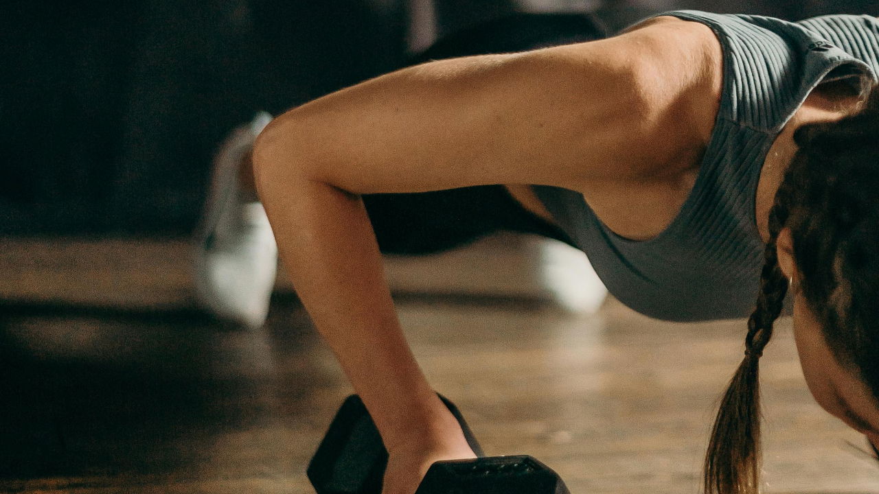Influencer traint bewust één spier voor asymmetrisch lichaam