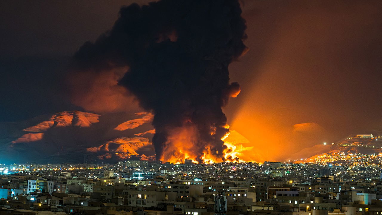 Conflict in Iran drijft olieprijzen boven de 100 dollar per vat