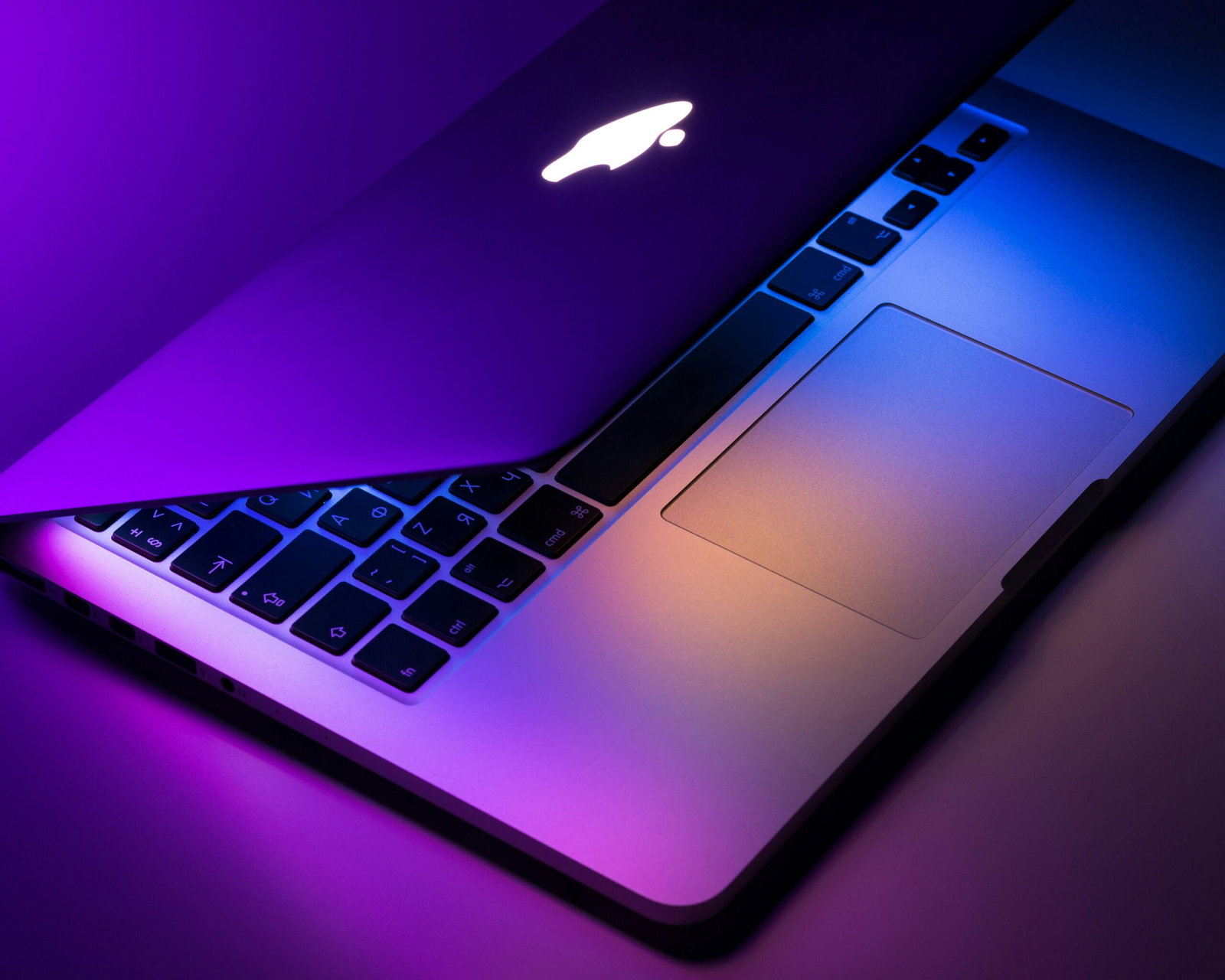 Apple、M5チップと改良されたAIを搭載した新しいMacBook Proモデルを披露