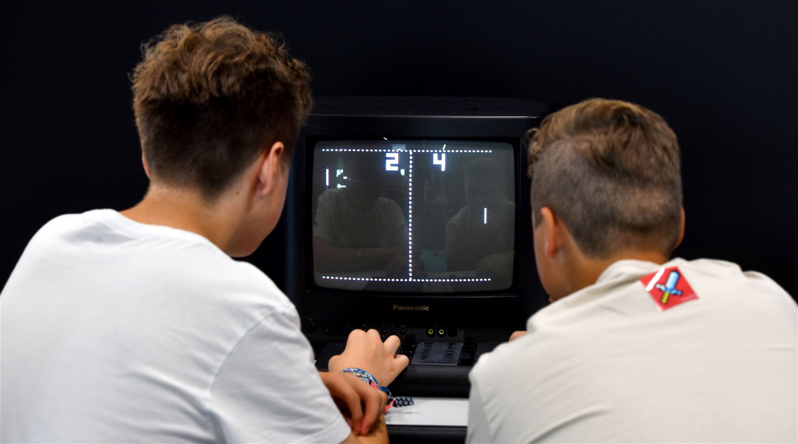 Het spelletje Pong wordt gespeeld door twee jongeren