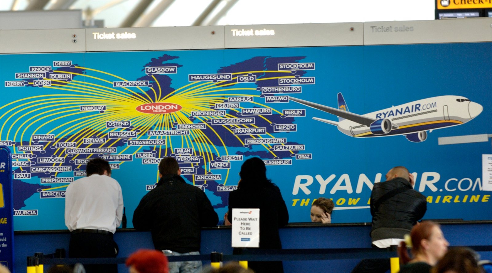Vliegtuigtickets te koop aan de balie van Ryanair